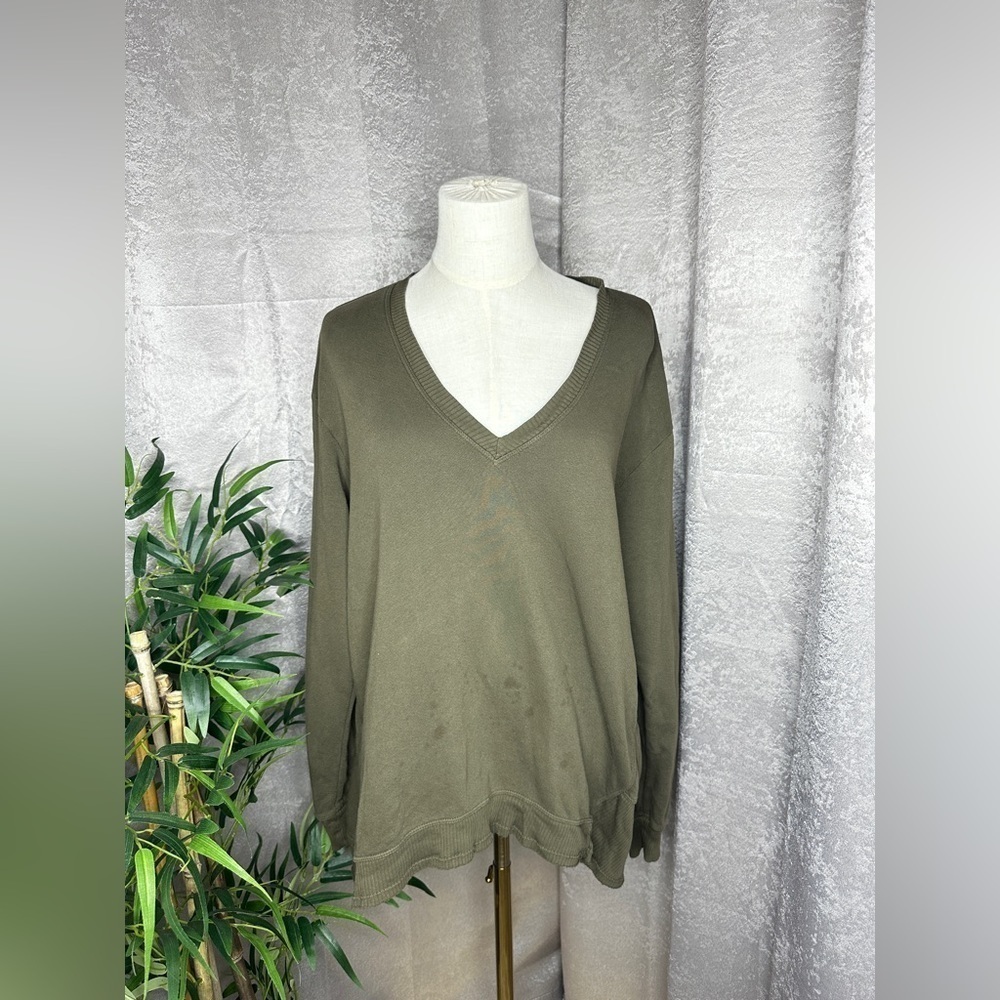 WILT Women’s V-Neck Asymmetrical Hem Long Sleeve Top in Military Green Large